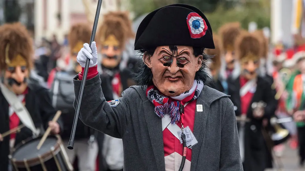 Jecken-und-Musikgruppen-zogen-2023-beim-traditionellen-Fastnachtsumzug-Klaa-Paris-durch-den-Frankfurter-Stadtteil-Heddernheim