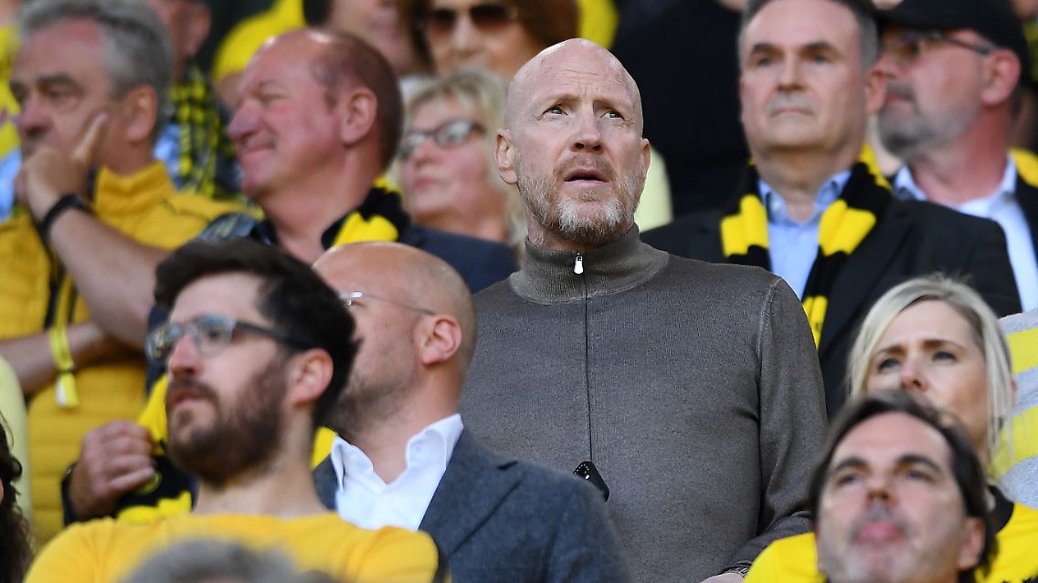 Matthias Sammer bei der verschenkten BVB-Meisterschaft im Mai 2023. Im Vordergrund ein Mann mit Bart.