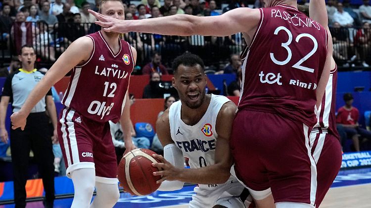 Elie Okobo (m.) im Spiel gegen Lettland.