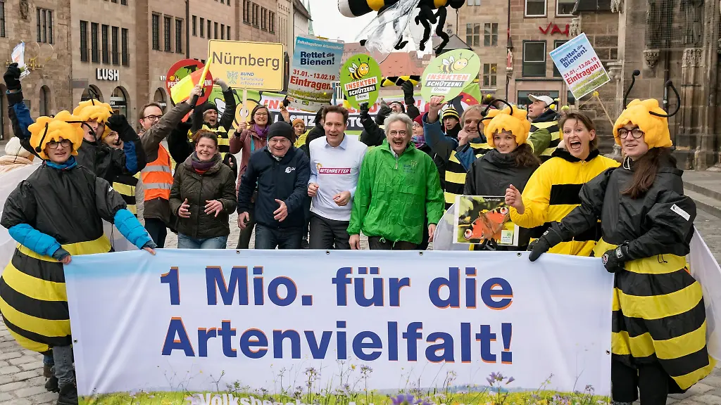 Agnes-Becker-OeDP-Mitte-l-r-Norbert-Schaeffer-LBV-Ludwig-Hartmann-Buendnis-90-Die-Gruenen-und-Richard-Mergner-Bund-Naturschutz-stehen-zusammen-mit-Unterstuetzern-des-Volksbegehrens-bei-der-zentralen-Auftaktveranstaltung