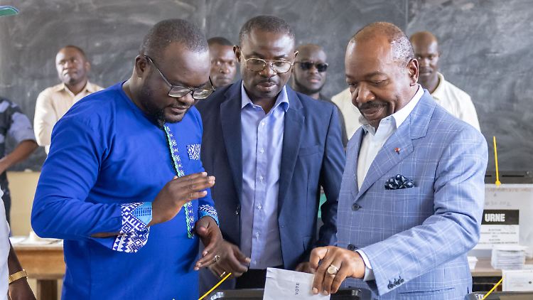 Erst am Wochenende hatten die Menschen in Gabun erneut den Präsidenten Ali Bongo (rechts) gewählt.