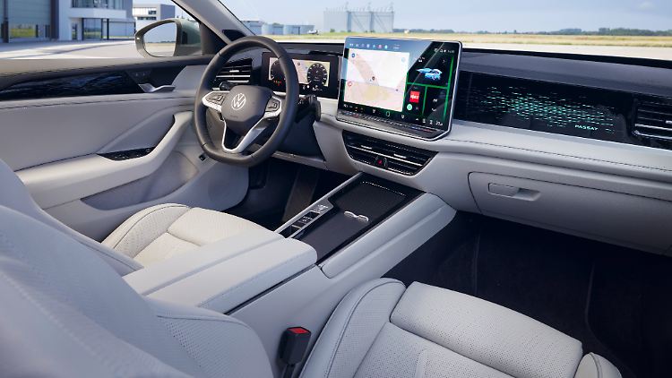 Auffällig im Innenraum des neuen VW Passat: das große Tablet in der Mitte. Fancy beleuchtete Dekorelemente sollen die Wohlfühlstimmung an Bord steigern. Ein neues Komfortkapitel möchte Volkswagen mit den optionalen Massagesitzen eröffnen.