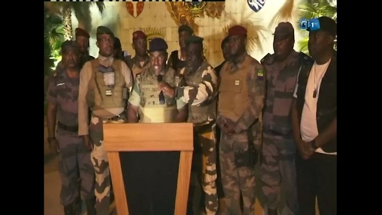 Im Staatsfernsehen Gabon24 verkünden Offiziere die Entmachtung von Präsident Ali Bongo.