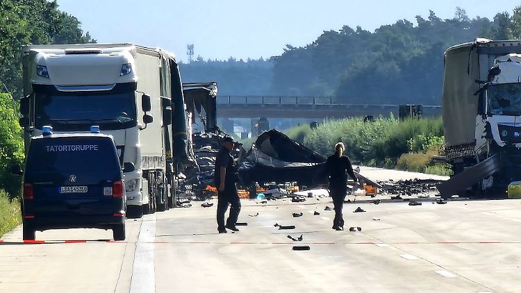 Auch einen Tag nach dem schweren Auffahrunfall mit mindestens zwei Toten besteht an der Unfallstelle weiter Explosionsgefahr. 