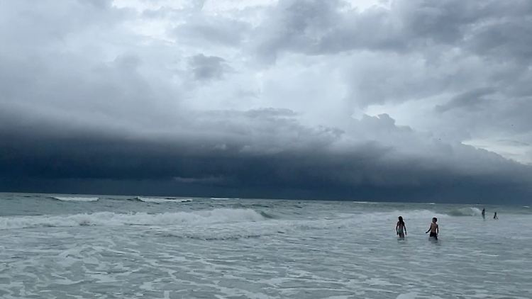 An der Küste von Sarasota in Florida zieht der Sturm auf.