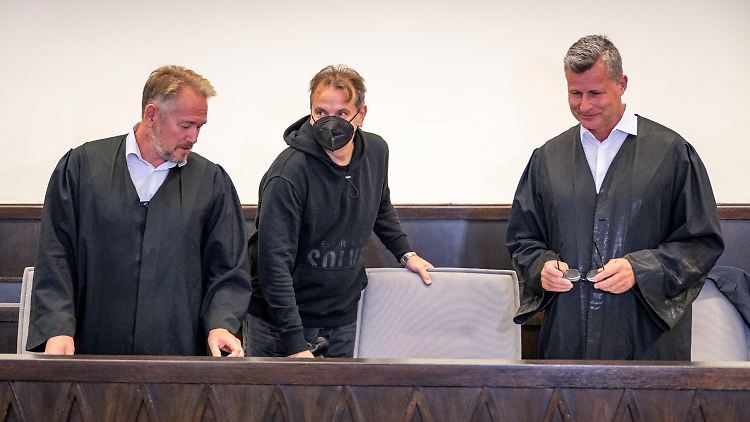 Wilfried W. (Mitte) und seine Anwälte stehen zu Prozessbeginn im Landgericht Paderborn. 