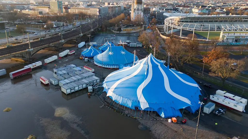 Das-Hochwasser-der-Elbe-naehert-sich-den-Zelten-des-Weihnachtszirkus-im-Sportpark-Ostra