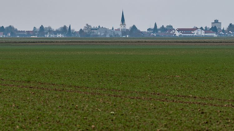 Ein Feld zwischen Irlbach und Straßkirchen, im Hintergrund die Kirche von Straßkirchen. BMW will 40 Kilometer nördlich seines größten europäischen Autowerks Dingolfing eine Batteriefabrik errichten.