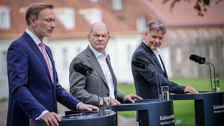 Finanzminister Lindner, Bundeskanzler Scholz und Wirtschaftsminister Habeck bei einer Pressekonferenz nach der Kabinettssitzung auf Schloss Meseberg. 