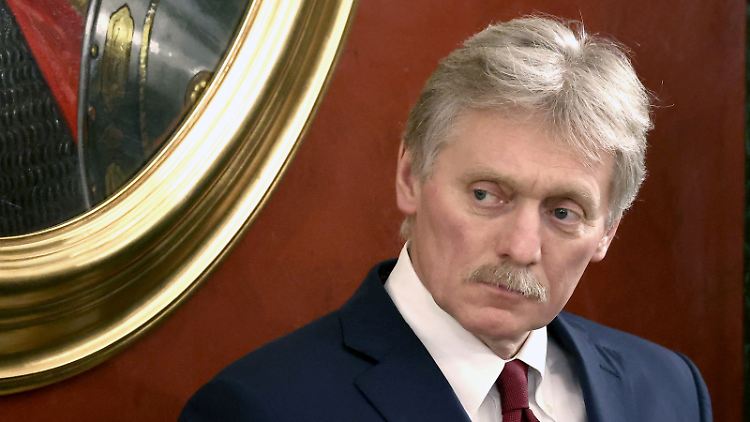 Kreml-Sprecher Dmitri Peskow schaut besorgt auf die Lage in Gabun.