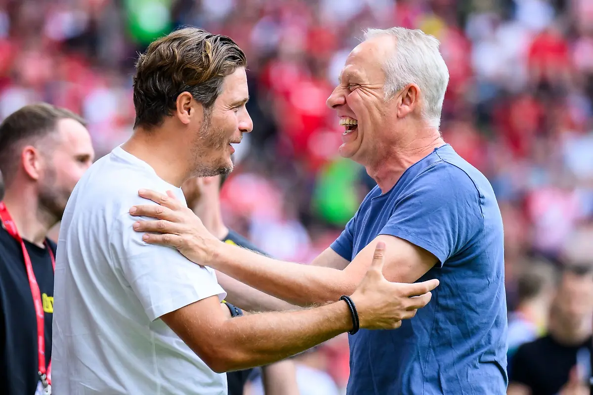 Freiburgs-Trainer-Christian-Streich-r-begruesst-vor-dem-Spiel-Dortmunds-Trainer-Edin-Terzic-l