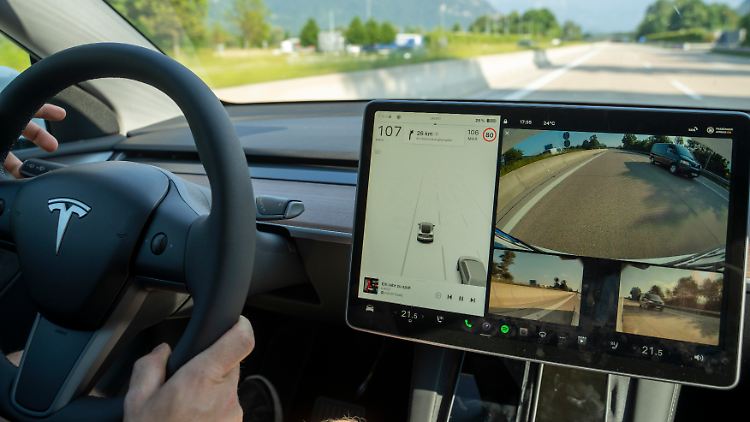 Tesla argumentiert, dass Fahrer die Straße im Blick behalten und die Hände am Steuer lassen müssten. "Es gibt heute keine selbstfahrenden Autos auf den Straßen", erklärte das Unternehmen. 