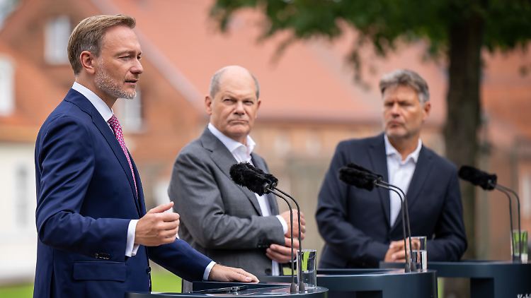 Gemeinsame Pressekonferenz vor dem Gästehaus der Bundesregierung in Meseberg: Lindner, Scholz und Habeck (v.l.).