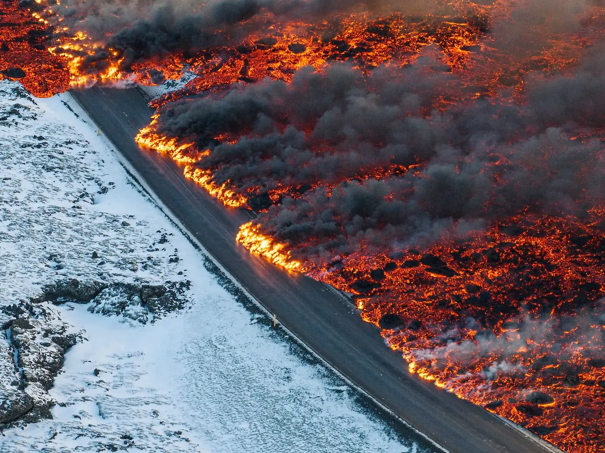 Nach-einem-erneuten-Vulkanausbruch-fliesst-Lava-ueber-die-Hauptstrasse-nach-Grindavik