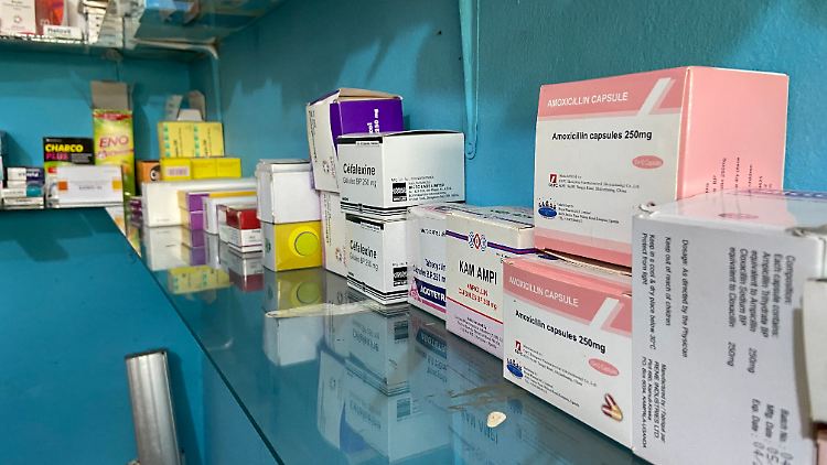 So sahen die Regale der Klinik in Kampala vor dem "Besuch" der Polizei aus. Jetzt sind sie leer.