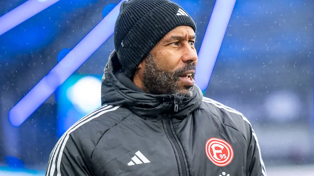 Duesseldorfs-Trainer-Daniel-Thioune-betritt-das-Stadion