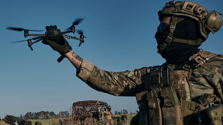 Ein ukrainischer Soldat lässt eine Drohne nahe der Front aufsteigen.