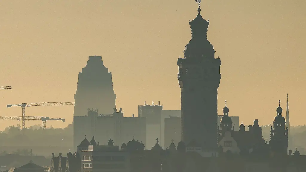 Das-Neue-Rathaus-r-und-das-Voelkerschlachtdenkmal-im-Morgengrauen