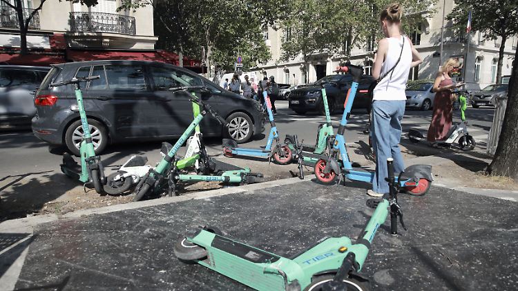 Kurz vor dem Abzug der Rollerflotten gehen in den Straßen der französischen Hauptstadt die Meinungen über das Verbot auseinander.