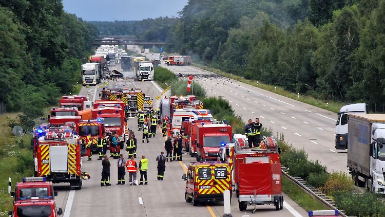 Auf einem Laster waren am Dienstag auf der Autobahn 2 zwischen Theeßen und Burg mehrere Gasflaschen explodiert.