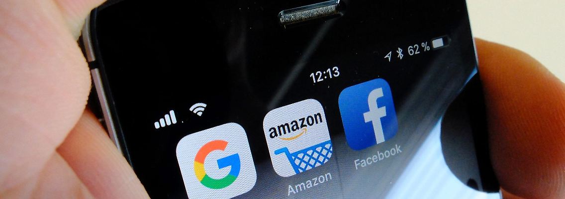 Logos für Apps der US-Internetkonzerne Google , Amazon und Facebook auf einem iPhone.
