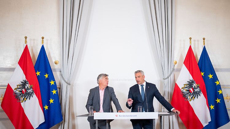 Kanzler Nehammer (r.) und Grünen-Chef Kogler bei der Verkündung der Vorhaben.