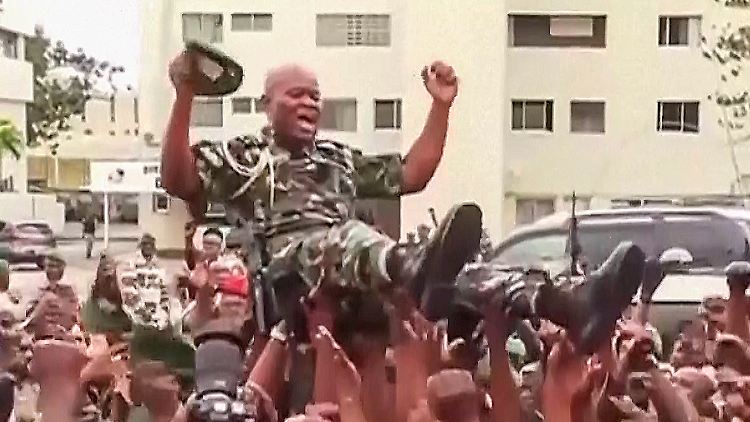 Auf Händen getragen und nun zum Übergangspräsidenten ernannt: General Brice Oligui Nguema.