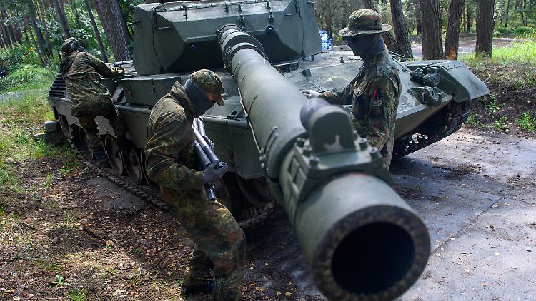 Ukrainische Soldaten trainieren auf einem Leopard-1-A5-Kampfpanzer in Sachsen-Anhalt.