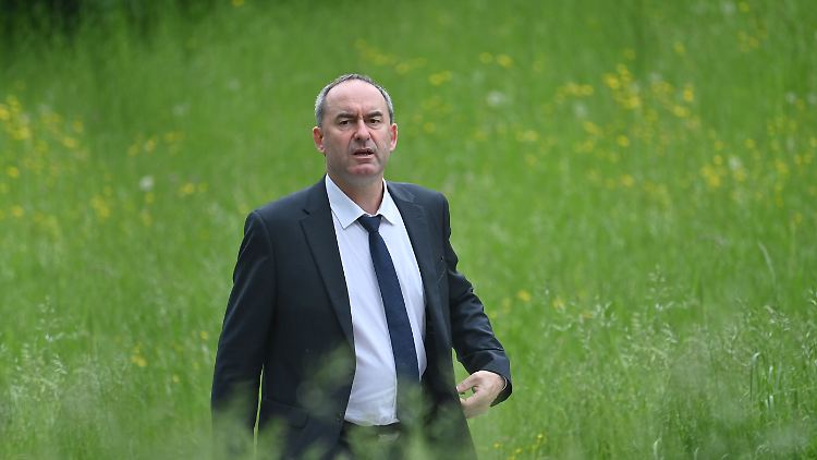 Bald allein auf weiter Flur? Hubert Aiwanger sieht sich Rücktrittsforderungen ausgesetzt - allerdings nicht aus der eigenen Partei.