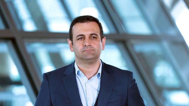 FDP-Generalsekretär Bijan Djir-Sarai sagt, es müsse künftig ums Erwirtschaften gehen, und fordert dafür bessere Rahmenbedingungen.
