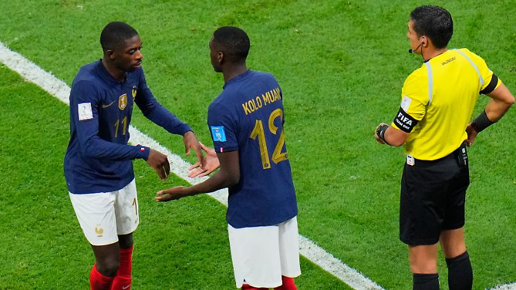 Ousmane Dembele (l.) ist schon bei PSG, trifft er dort nun auch auf Randal Kolo Muani? Hier sehen wir sie beim Halbfinale der WM 2022.