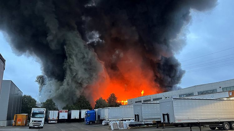 Der Brand sorgte für eine hohe Rauchwolke über dem Berliner Bezirk Marzahn-Hellersdorf.