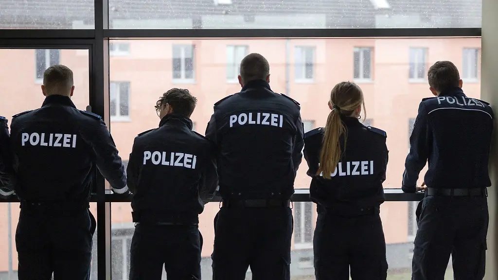 Polizeischueler-stehen-waehrend-der-Feierlichen-Amtseinfuehrung-des-neuen-Leiters-der-Bildungseinrichtung-der-Thueringer-Polizei-im-Hoersaalgebaeude