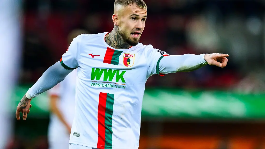 Augsburgs-Niklas-Dorsch-gestikuliert-Der-defensive-Mittelfeldspieler-steht-vor-einem-Comeback