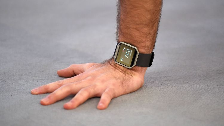 Die Uhren und Armbänder von Fitbit sind nach wie vor beliebt.