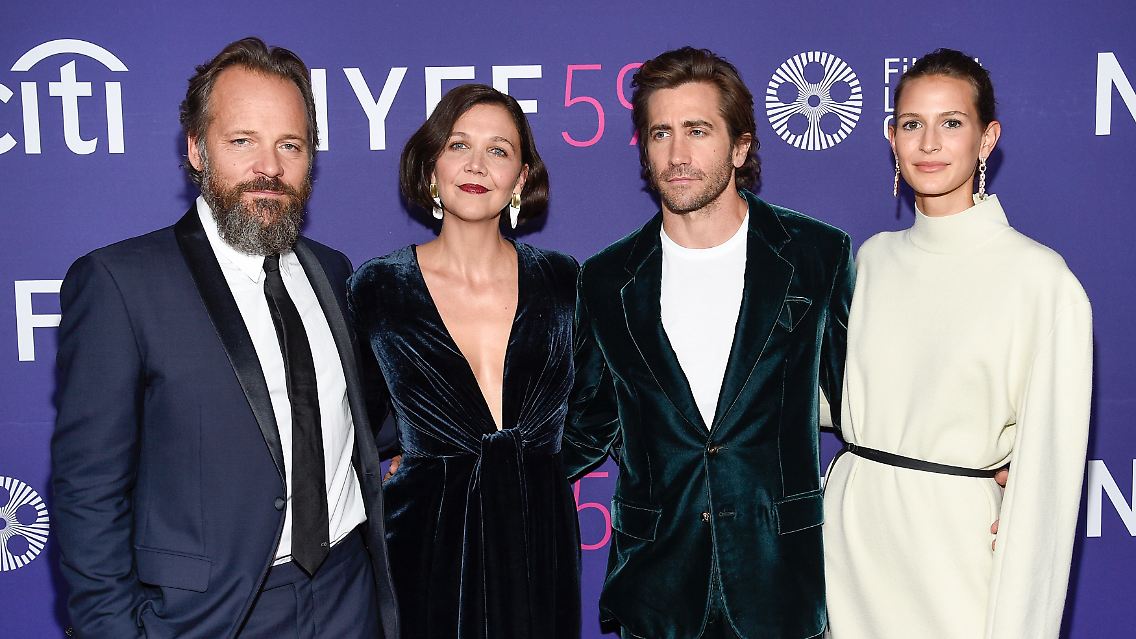 Peter Sarsgaard, links, Regisseurin und Drehbuchautorin Maggie Gyllenhaal, Schauspieler Jake Gyllenhaal und seine Partnerin Jeanne Cadieu.