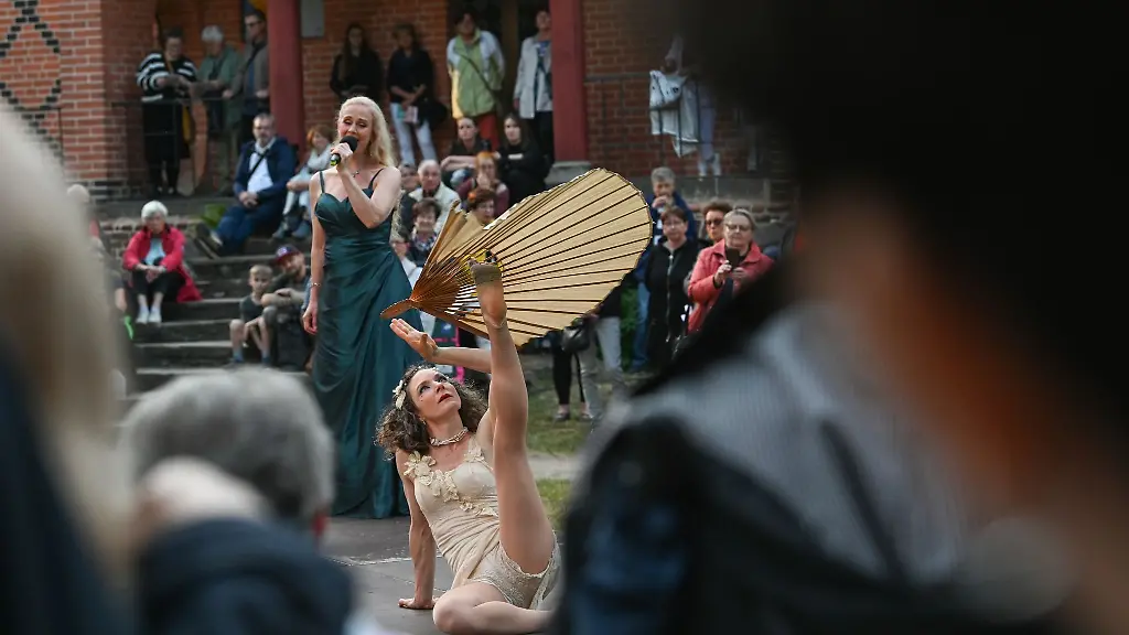 Einen-anmutigen-Faechertanz-zeigt-Valentina-Zick-zum-350-Jubilaeum-in-Oranienbaum
