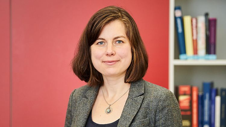 Nadja Douglas ist wissenschaftliche Mitarbeiterin am Zentrum für Osteuropa- und internationale Studien (ZOiS) in Berlin.