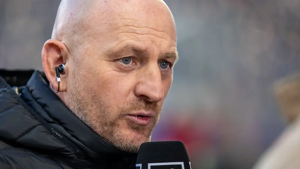 Trainer-Torsten-Lieberknecht-von-Darmstadt-98-spricht-im-Interview-Mit-seinem-Team-spielt-er-am-Samstag-in-Moenchengladbach