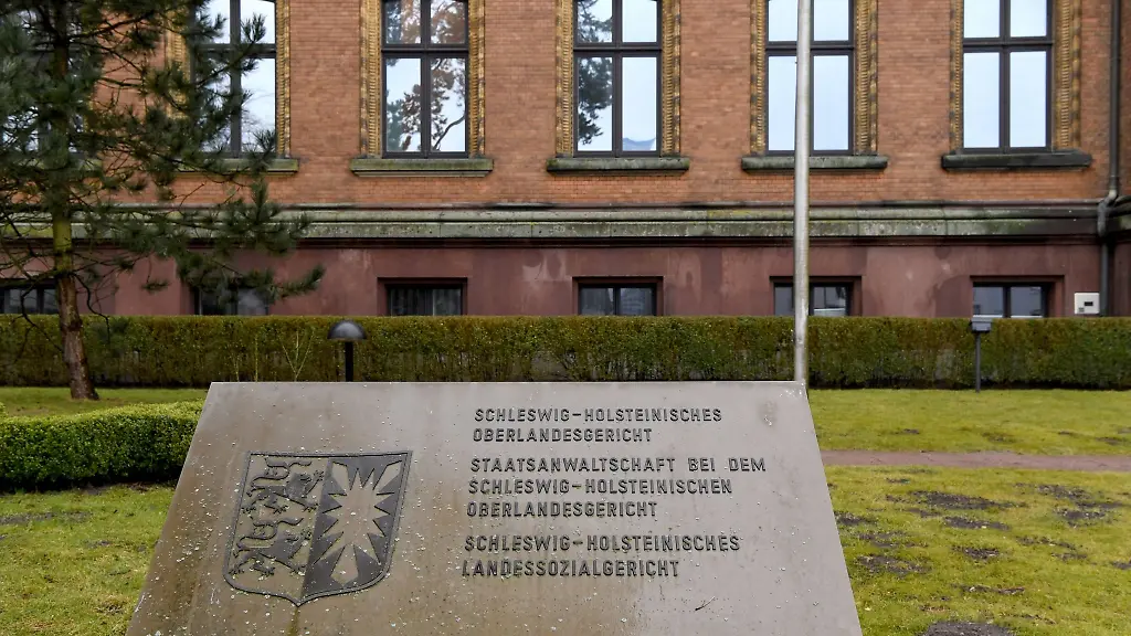 Blick-auf-die-Tafel-und-das-Gebaeude-des-Landessozialgerichts