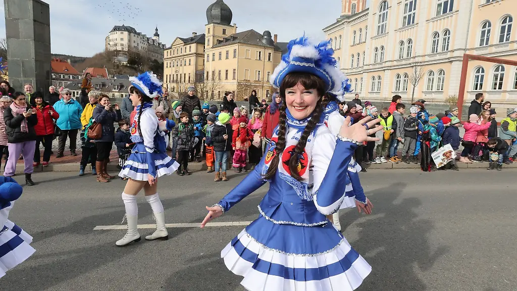 Teilnehmer-des-Rosenmontagsumzuges-laufen-2023-durch-die-Greizer-Innenstadt