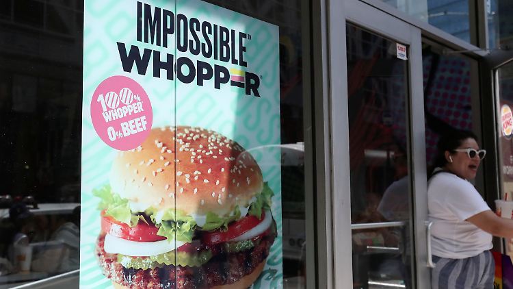 Wie prall sind die Burger in Wirklichkeit? Kommen die Zutaten da auch aus dem Brötchen heraus? In den USA wird das ein Gericht klären.