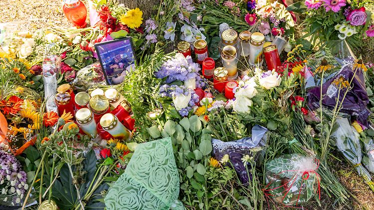 Blumen, Kerzen und ein Bild liegen an einem Baum in Ingolstadt, in dessen Nähe die Leiche des Opfers in einem Pkw entdeckt wurde.