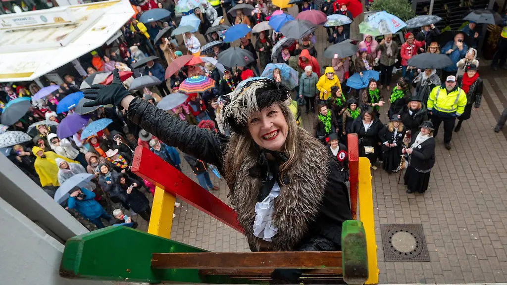 Die-Wittlicher-Moehne-Martine-Wells-winkt-auf-einer-Leiter-stehend-in-die-Narrenschar