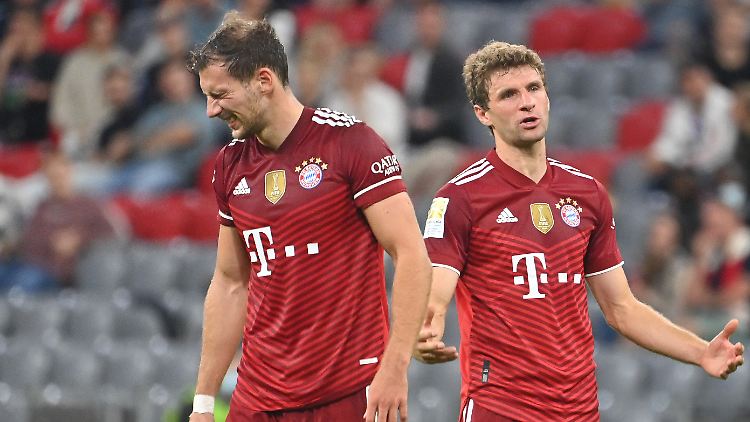 Leon Goretzka kann sein Unglück kaum fassen. Auch Thomas Müller kehrt erst einmal nicht zurück in den Kader.