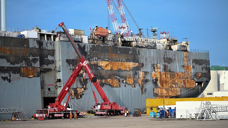 Die Feuerwehr war nach Informationen des Hafens zur Stelle und konnte den Wagen mit einem Kran sofort in einen mit Wasser gefüllten Container stellen.