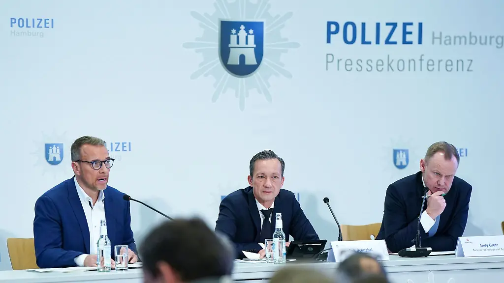 LKA-Leiter-Jan-Hieber-l-r-Polizeipraesident-Falk-Schnabel-und-Innensenator-Andy-Grote-stellen-die-Kriminalstatistik-im-Polizeipraesidium-vor