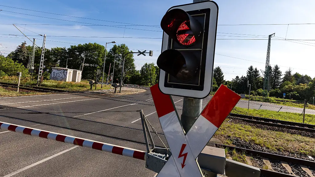 Eine-Schranke-ist-an-einem-Bahnuebergang-in-Luebbenau-geschlossen