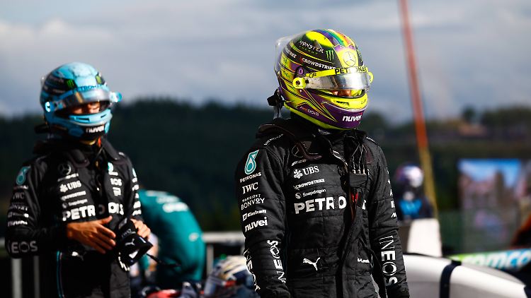 Lewis Hamilton (rechts) und George Russell setzen darauf, dass Mercedes zu alter Form zurückfindet.