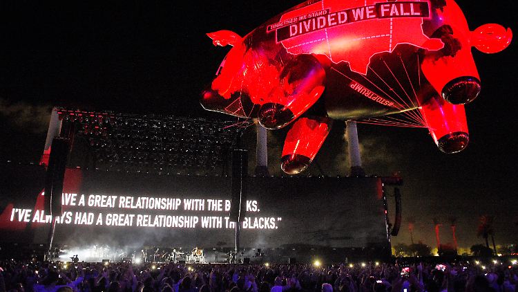United we stand, divided we fall oder auch: Einigkeit macht stark. Als Aufschrift auf einem aufgeblasenen Schwein bei einem Konzert von Roger Waters 2016 in Kalifornien.